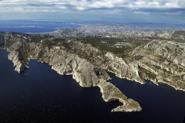 Vue aérienne des calanques de Marseille © F. Launette