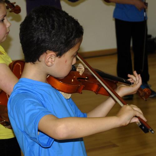 Violon, élève de l’école élémentaire des Calanques © Raymond Cresp