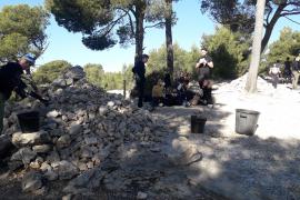 Un cairn en cours de suppression avec des élèves du lycée des Calanques. 13 janvier 2022