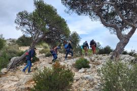 L'équipe des éditions Glénat, du Parc national des Calanques et du FFCAM PACA, à la découverte des balades curieuses. © Jane Dziwinski / Parc national des Calanques