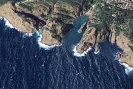 La calanque de Figuerolles vue du ciel, côté mer © IGN